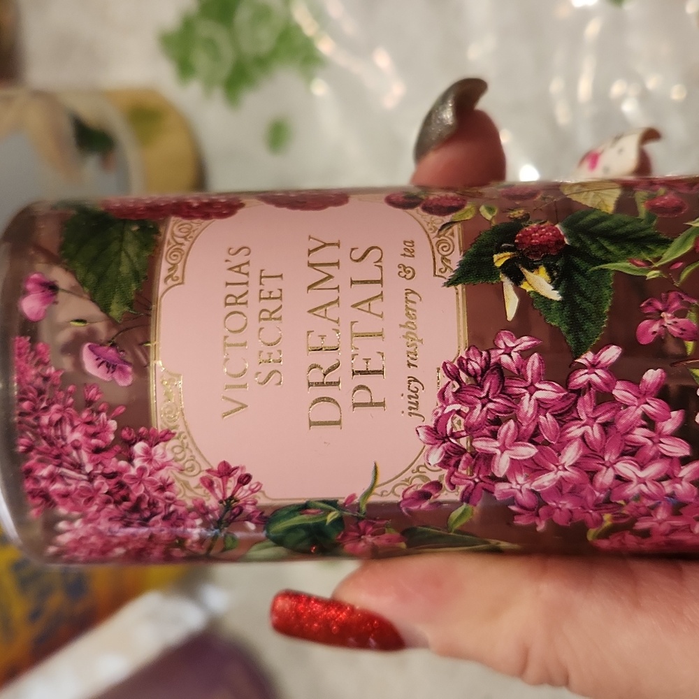 NWT VS DREAMY PETALS 🌺 - Picture 2 of 3